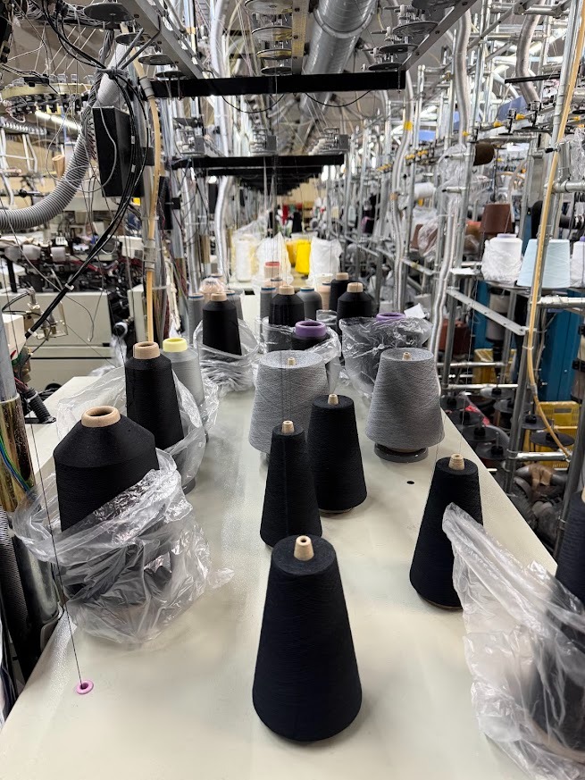 一足2色使いのソックスでも機械にはこれだけの数の糸が必要